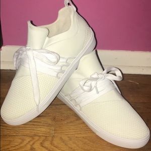 WHITE STEVE MADDEN LANCER SNEAKER
